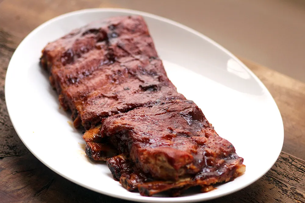 Costelinha suína ao molho barbecue - Sabe aquela costelinha que a carne solta do osso, que desmancha de tão macia? Essa costelinha de porco assada com molho barbecue é assim, simplesmente incrível e igualzinha à costela do Outback (ribs on the barbie). Faça em casa!