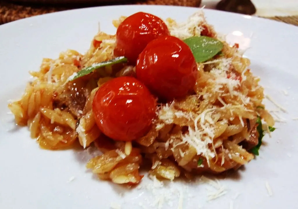 risoni com cordeiro e tomates ao forno