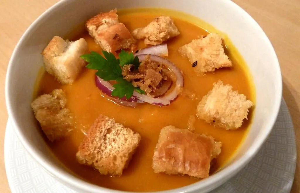 Sopa tailandesa de abóbora com curry
