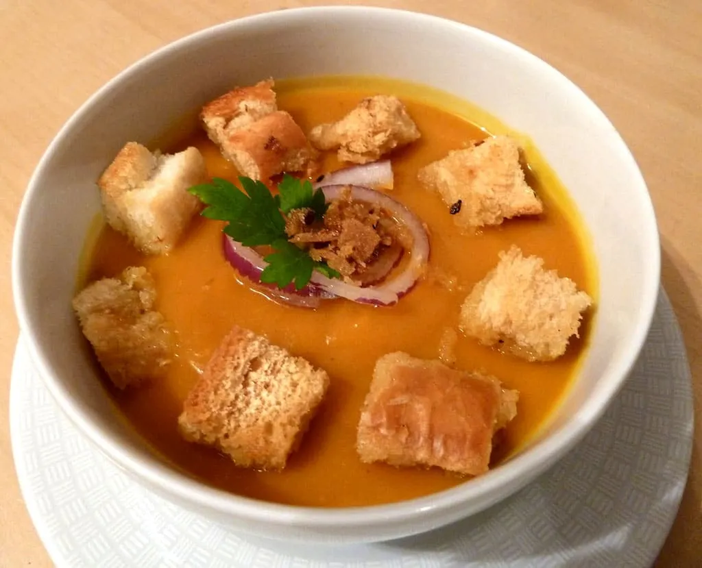 Sopa tailandesa de abóbora com curry