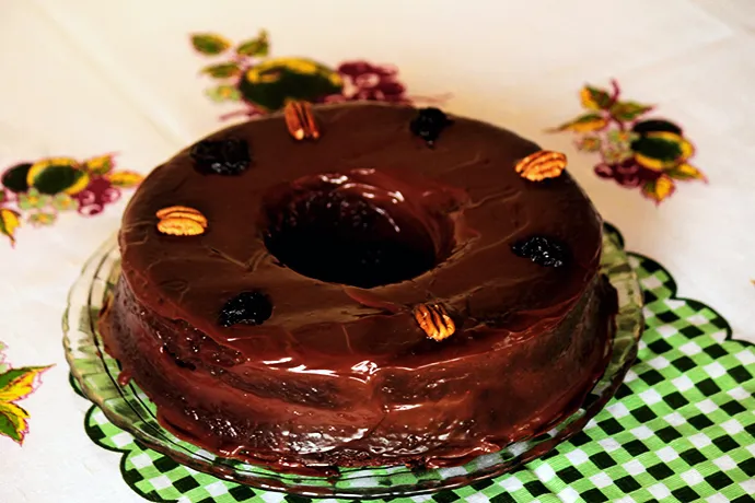 Bolo de ameixa com recheio de doce de leite - Prepare esse delicioso bolo de ameixas recheado com doce de leite, nozes e ameixas. A receita é fácil de fazer, confira no blog.