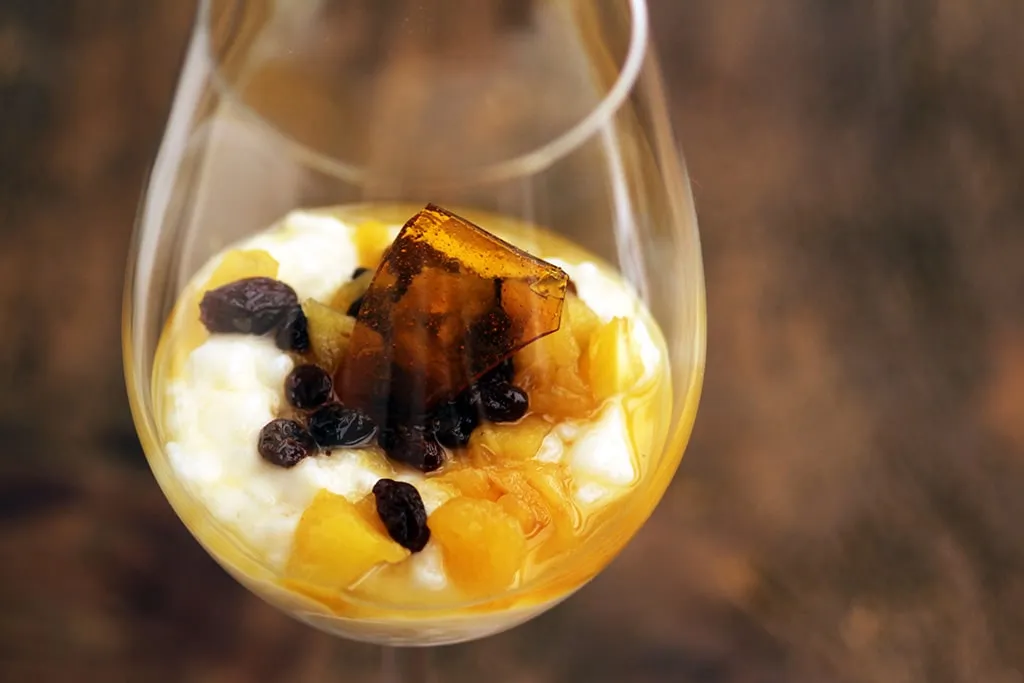 Arroz doce de coco e calda de abacaxi com passas
