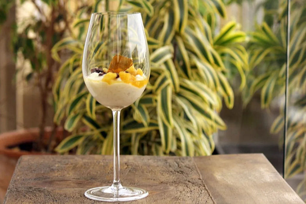 Arroz doce de coco e calda de abacaxi com passas