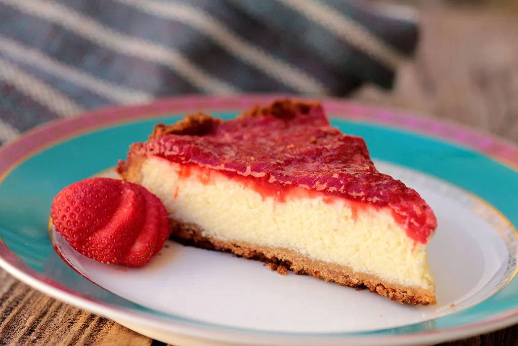 Receita de torta de ricota com geleia de morango, é um tipo de cheesecake feito com ricota