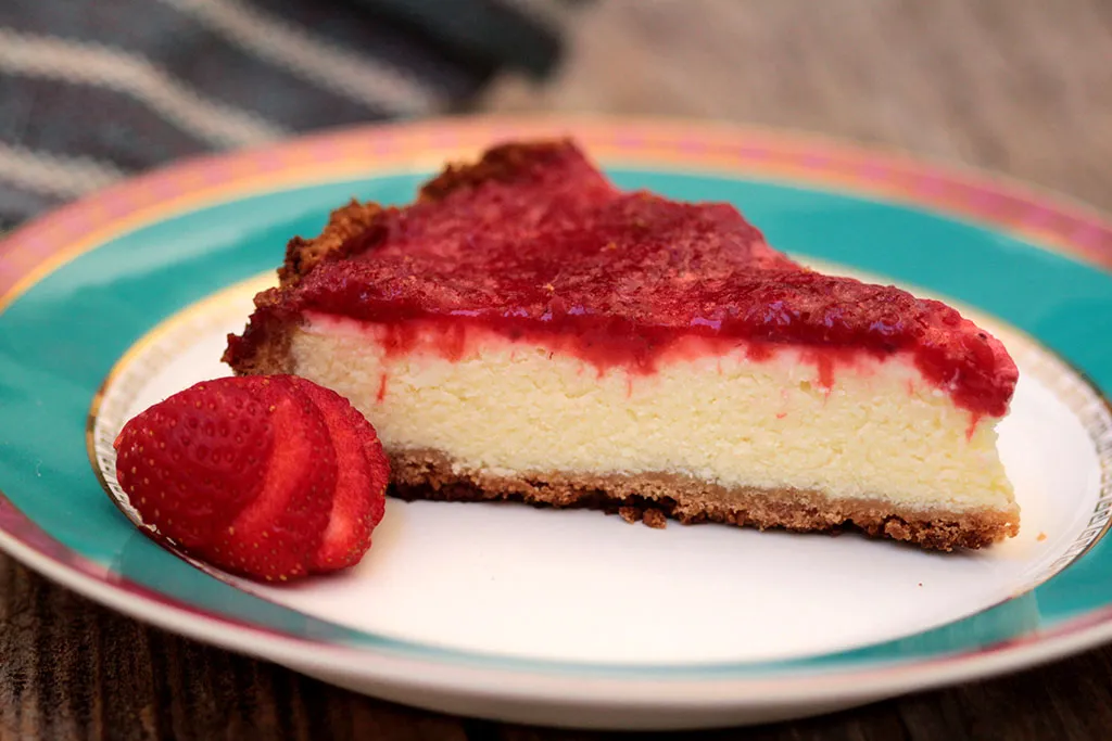 Receita de torta de ricota com geleia de morango, é um tipo de cheesecake feito com ricota