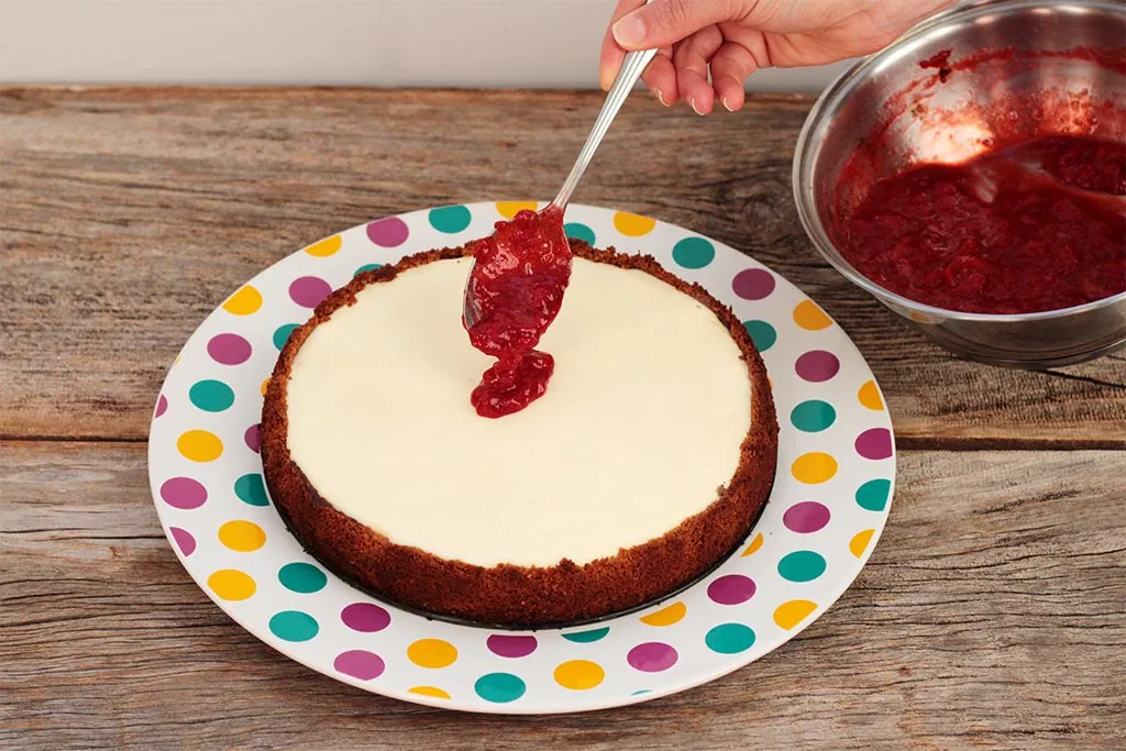 Receita de torta de ricota com geleia de morango, é um tipo de cheesecake feito com ricota