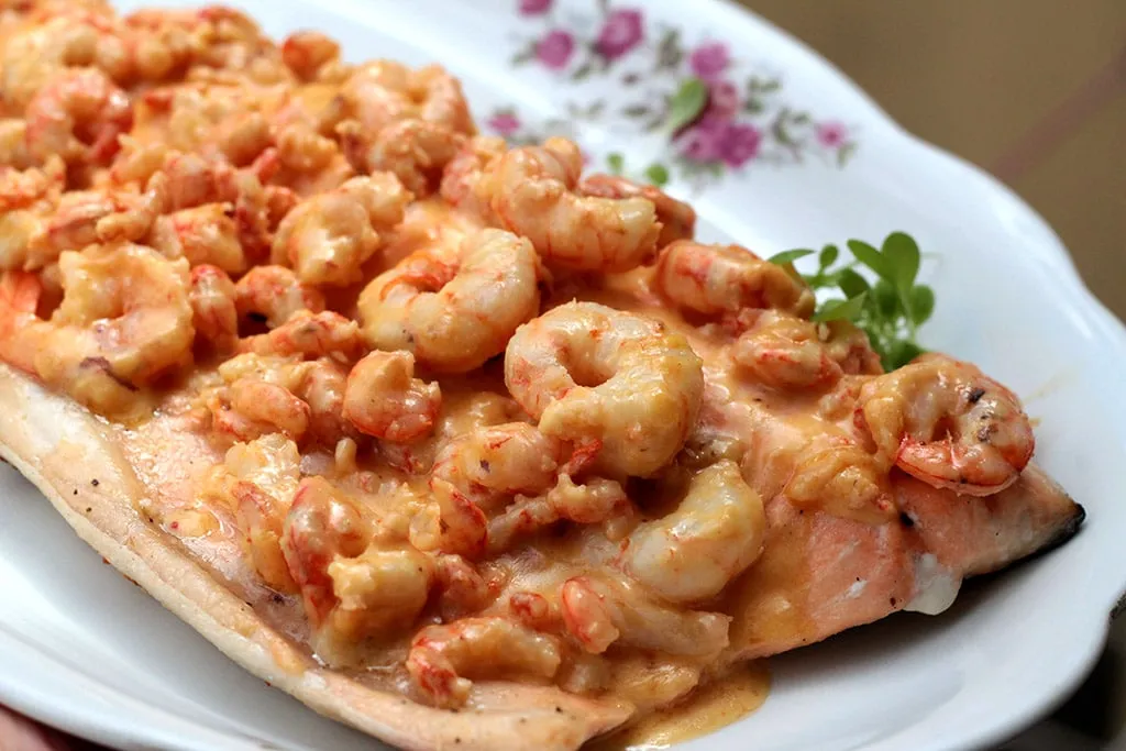 Filé de salmão ao molho de camarão
