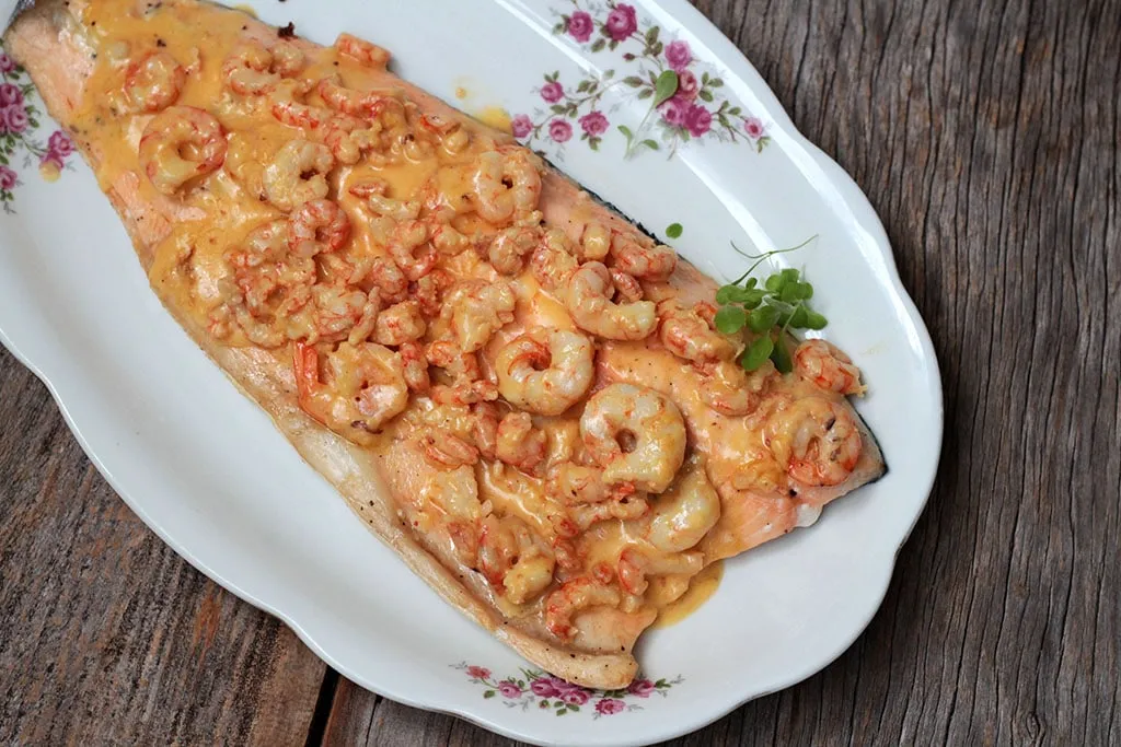Filé de salmão ao molho de camarão