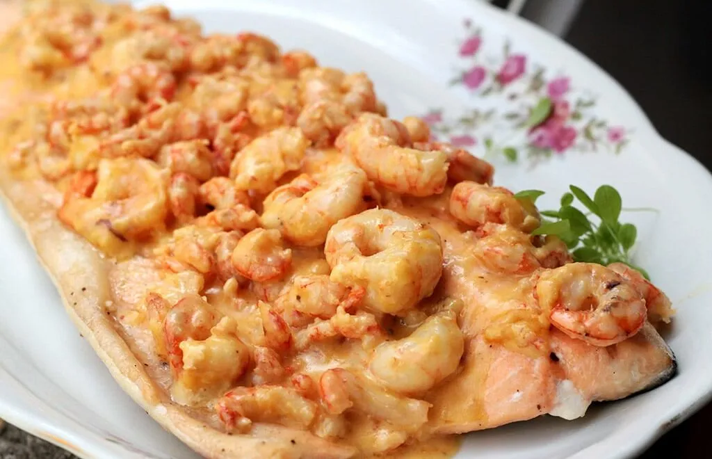 Filé de salmão ao molho de camarão