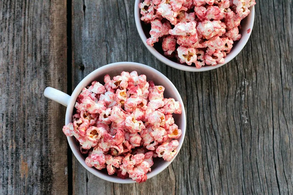 Receita de uma deliciosa pipoca caramelada com vinho. Prepare essa pipoca que é delicadamente doce, mas tem o toque de acidez do vinho tinto.