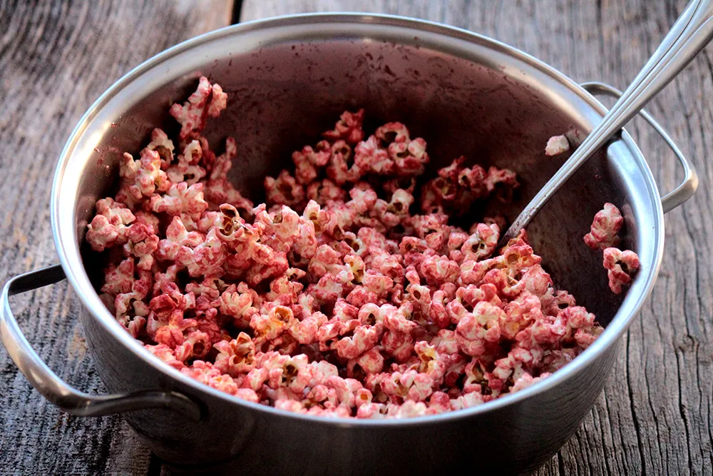 Receita de uma deliciosa pipoca caramelada com vinho. Prepare essa pipoca que é delicadamente doce, mas tem o toque de acidez do vinho tinto.