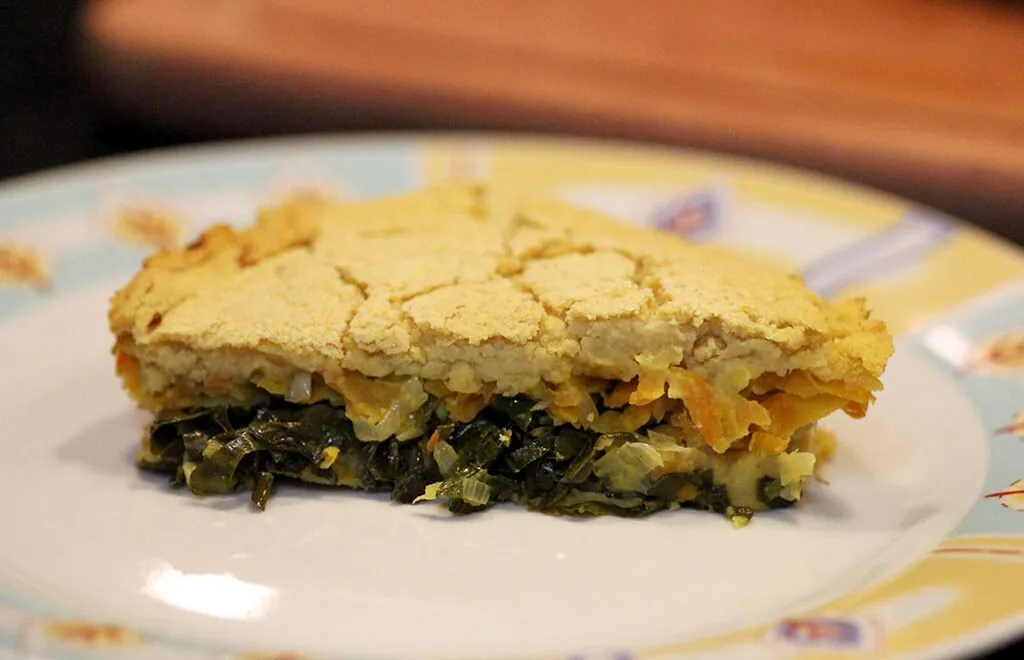 Torta de grão-de-bico com couve e cenoura