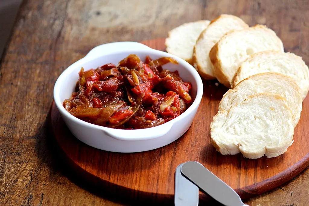 Antepasto à espanhola - veja a receita desse delicioso antepasto preparado com pimentão, tomate e cebola assada. Faça em casa e separe com pães.