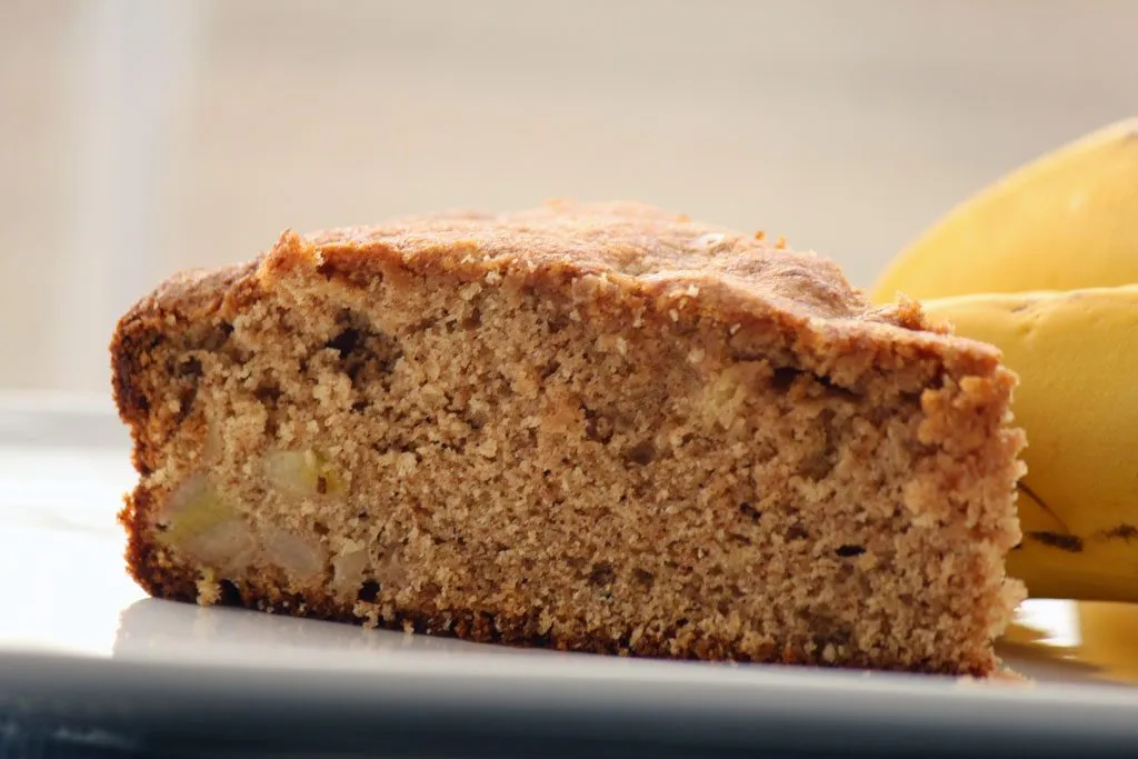 Bolo de banana tradicional - Prepare essa receita simples e deliciosa de bolo de banana com canela que tem aquele jeitinho de bolo de casa de vó. 