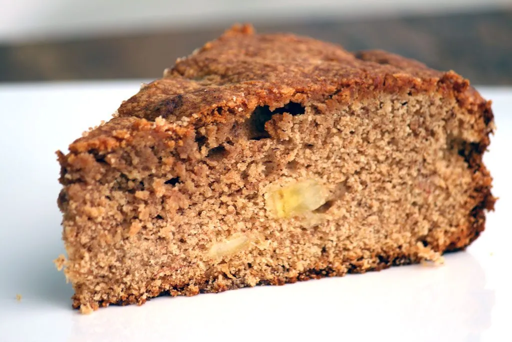 Bolo de banana tradicional - Prepare essa receita simples e deliciosa de bolo de banana com canela que tem aquele jeitinho de bolo de casa de vó. 