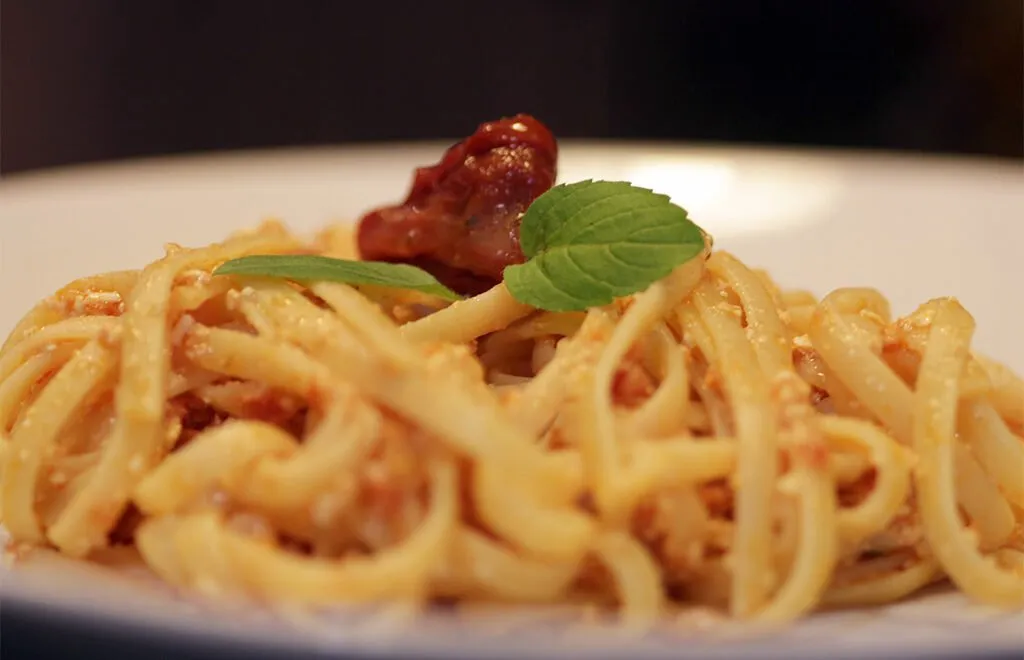 Talharim com pesto de tomates-secos e ricota