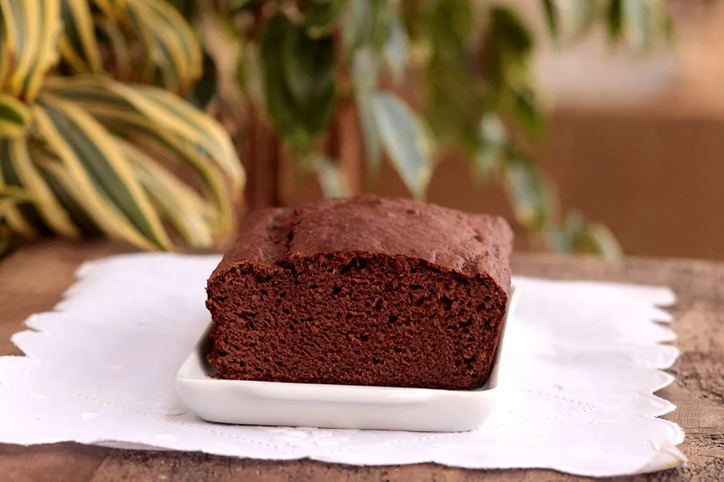 Bolo de banana e cacau sem glúten e lactose