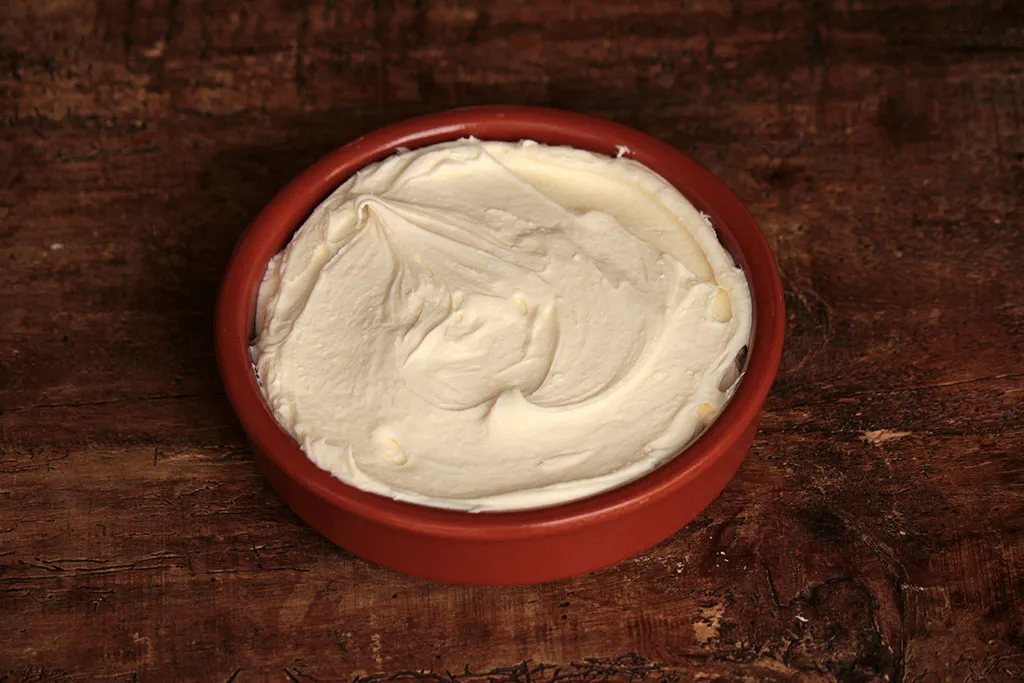 Queijo mascarpone - Você pode fazer um queijo mascarpone em casa, confira a receitas e as dicas para fazer mascarpone em casa e economizar. Esse queijo pode ser usado para os mais variados preparos como: massas, arroz, molhos, entradas, sorvetes e muitas sobremesas como o tiramissu. Faça queijo mascarpone caseiro.