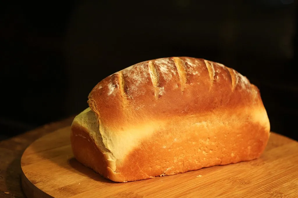 Pão de soro de leite | Whey Protein - Faça em casa um pão macio e muito saboroso, para o preparo você vai aproveitar o soro do iogurte, queijos e coalhada. O resultado é um pão macio e simplesmente delicioso. Ele também pode ser feito na versão integral. Faça pão caseiro e apaixone-se.