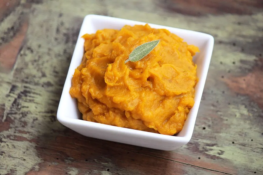 Purê de moranga cabotiá com sálvia e mel - Prepare esse delicado e delicioso purê de moranga cabotiá com sálvia e mel. O purê é fácil de fazer e o resultado dessa combinação vai surpreender você.