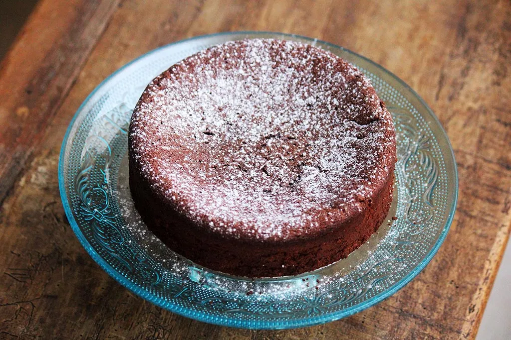 Um bolo de chocolate com dois ingredientes...
