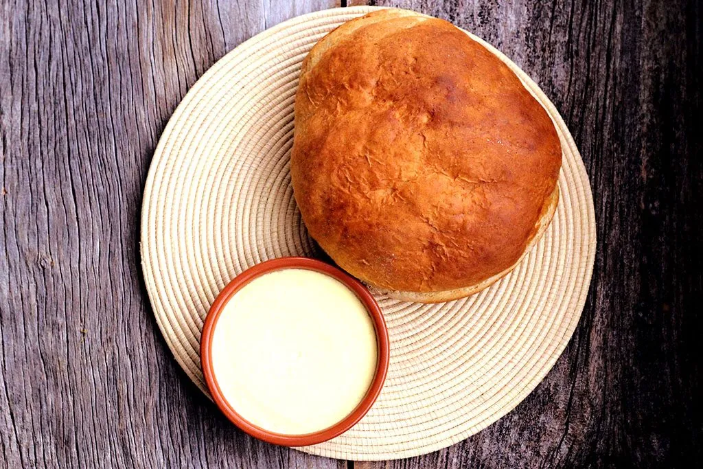 Manteiga caseira e pão de buttermilk ou pão de soro