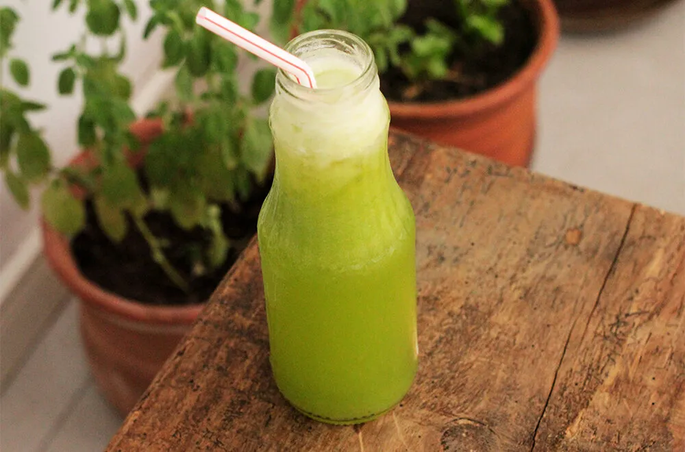 Suco de abacaxi, rúcula e manjericão