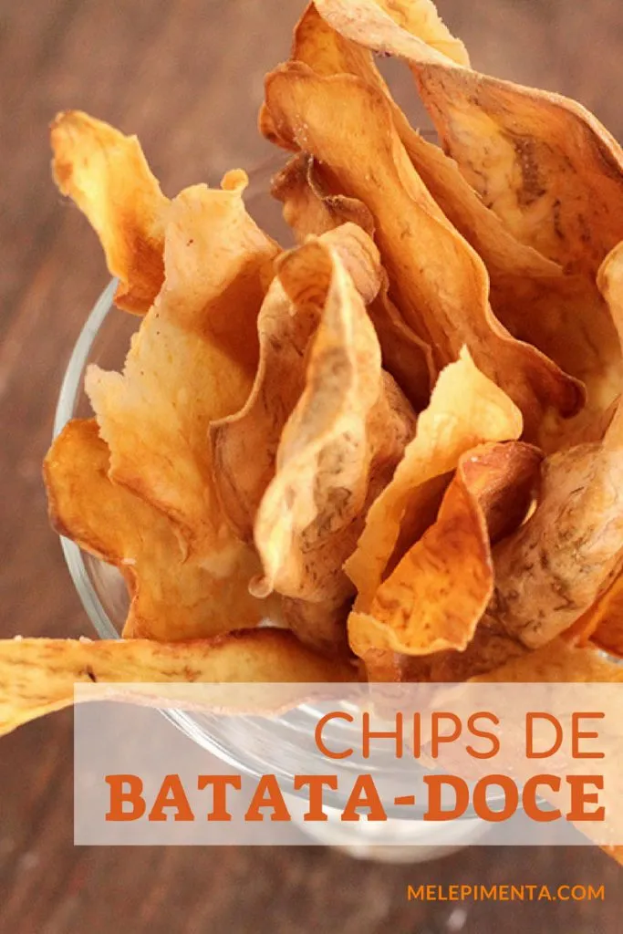 Chips de batata-doce uma receita deliciosa, crocante e muito saudável. Faça esses chips crocantes e perfeitos para petiscar a qualquer momento. Esses chips de batata-doce são assados.