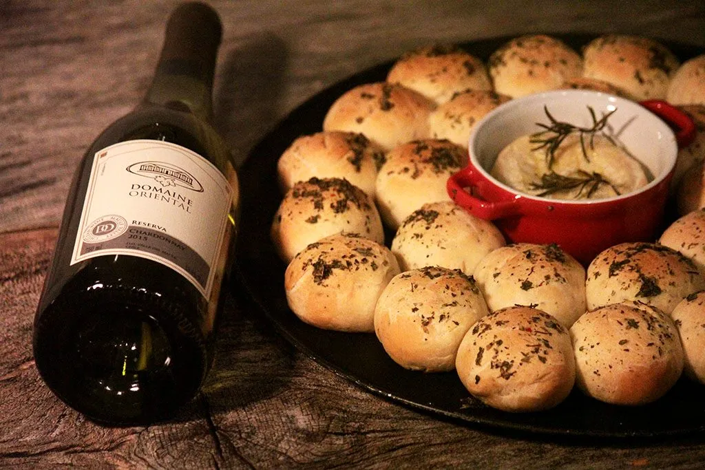 Receita de pães de leite assados com queijo camembert