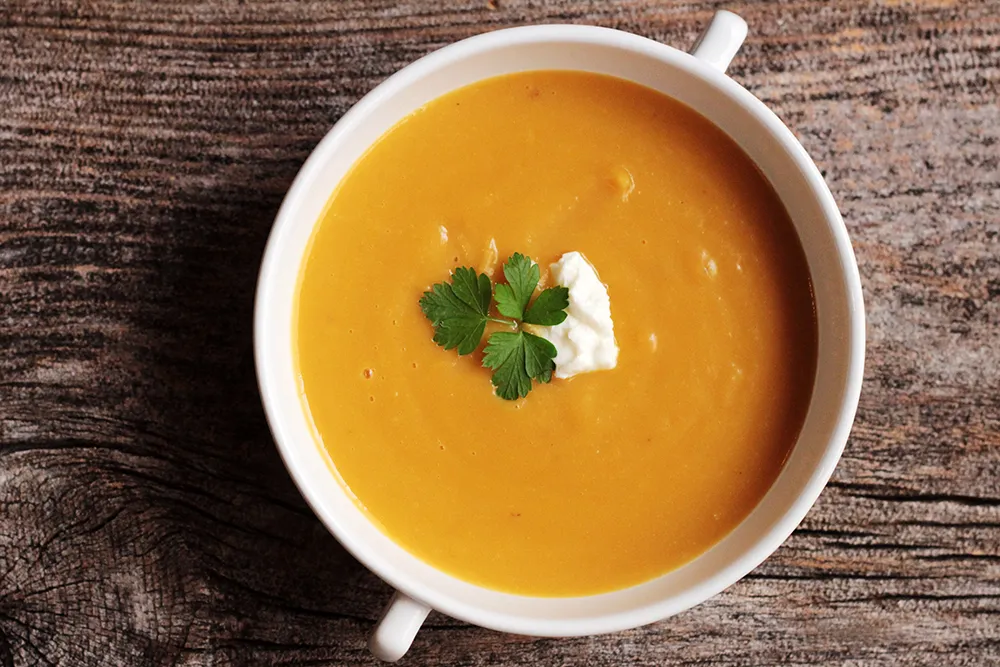 Faça essa deliciosa sopa de batata-doce e cenoura assadas - A receita é muito fácil, para o preparo você só precisa de batata-doce, cenoura, caldo e mais alguns temperos.