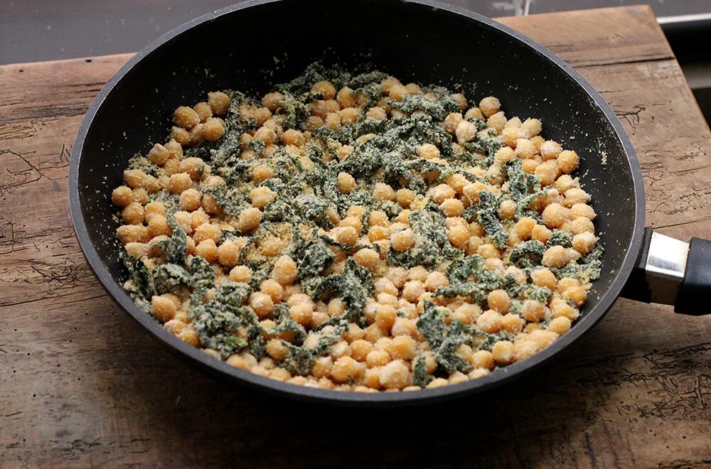 Grão-de-bico, espinafre e uma farofa deliciosa
