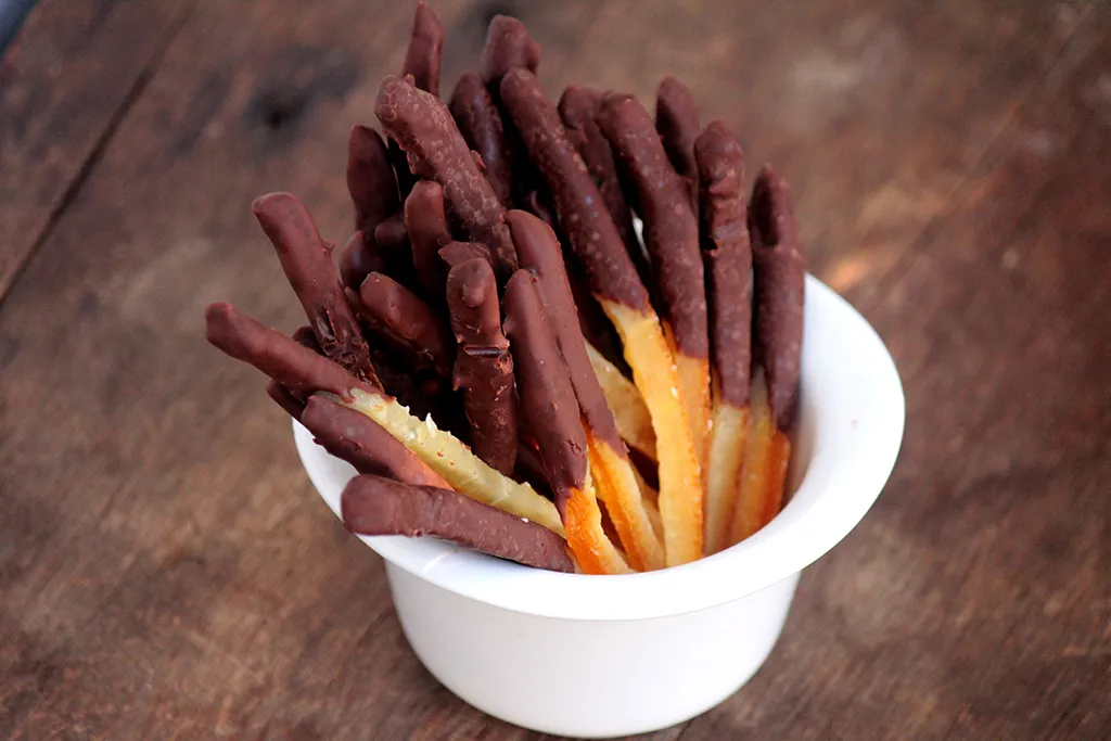 Casca de laranja cristalizada - Prepare em casa essas deliciosas casquinhas de laranja cristalizadas e cobertas por uma camada de chocolate meio amargo. Aproveite os alimentos por completo e use as cascas para fazer essa delícia. Confira a receita.