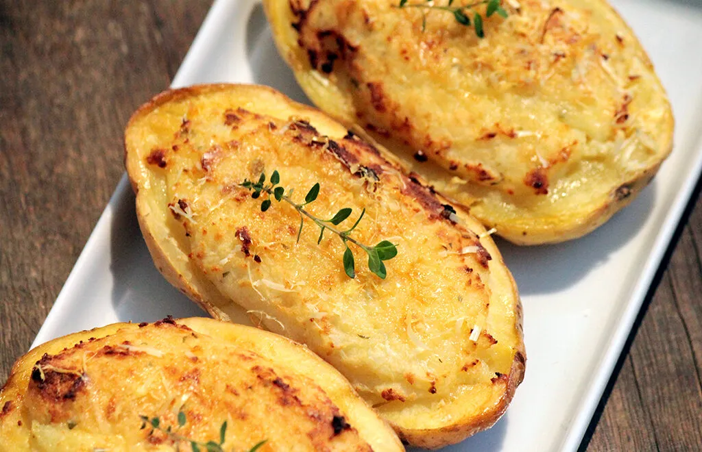 Batata recheada com alho assado e iogurte