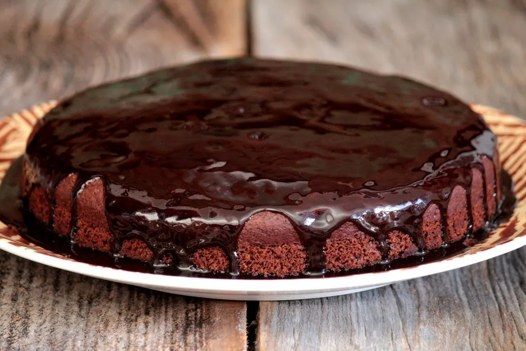 Bolo de chocolate com laranja com cobertura especial - veja a receita e prepare em casa esse bolo simplesmente delicioso, muito fácil de fazer e com um toque especial do suco de laranja.