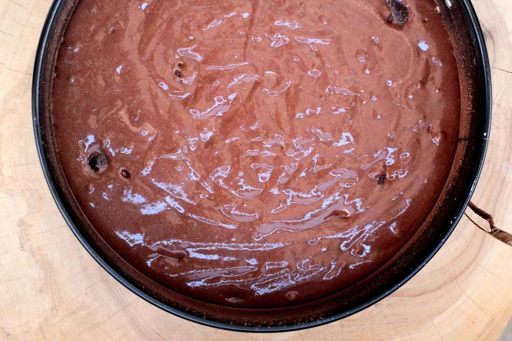 Bolo de chocolate com laranja com cobertura especial - veja a receita e prepare em casa esse bolo simplesmente delicioso, muito fácil de fazer e com um toque especial do suco de laranja.