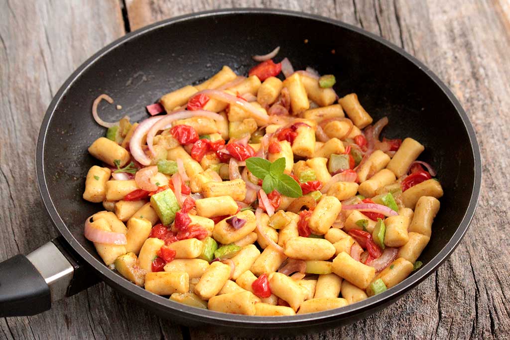 Nhoque de grão-de-bico uma receita saudável e gostosa. Esse grão é rico em nutrientes e simplesmente delicioso. Essa receita foi preparada com vegetais que deram um toque colorido e leve ao prato.