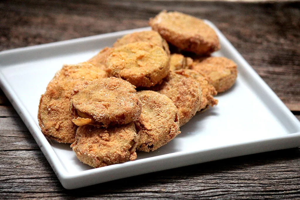 Tomates verdes fritos - Prepare essa receita deliciosa, típica do sul dos Estados Unidos e famosas por causa do filme que leva o mesmo nome. Os tomates verdes fritos eram servidos no cardápio do Whistle Stop Cafe. Prepare essa surpreendente receita de tomate. 
