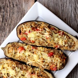 Berinjela recheada com arroz - Uma receita vegetariana, fácil e simplesmente deliciosa para você fazer em casa. Feita com berinjela, sobras de arroz, tomate, temperos e iogurte, essa berinjela recheada vai surpreender você.