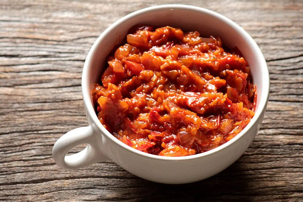 Chutney de tomate-cereja e gengibre - Confira essa deliciosa receita feita com tomate-cereja e sirva como entrada ou aperitivo. Receba com charme, acompanhe essa pasta de tomate com pães e queijos. 