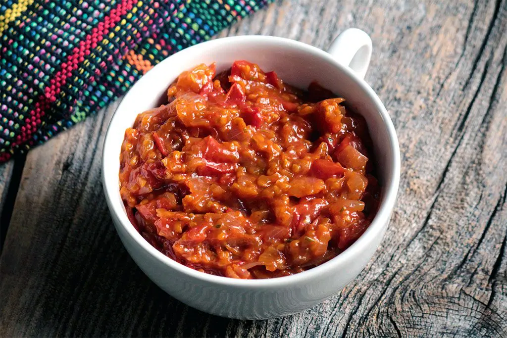 Chutney de tomate-cereja e gengibre - Confira essa deliciosa receita feita com tomate-cereja e sirva como entrada ou aperitivo. Receba com charme, acompanhe essa pasta de tomate com pães e queijos. 