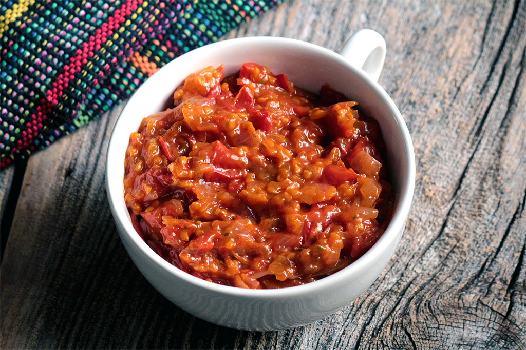 Chutney de tomate-cereja e gengibre - Confira essa deliciosa receita feita com tomate-cereja e sirva como entrada ou aperitivo. Receba com charme, acompanhe essa pasta de tomate com pães e queijos.