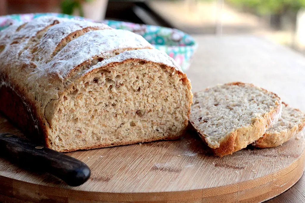 Pão integral de batata-doce com nozes - Transforme o ato de fazer pães em casa em um hábito. Confira a receita desse saudável e delicioso pão integral feito com batata-doce, nozes, farinha integral e mel.
