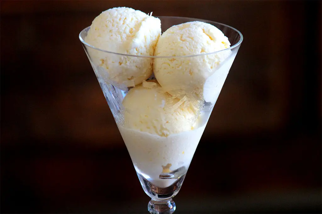 Sorvete de milho verde - Faça esse cremoso e delicioso sorvete caseiro. Feito com milho verde, leite condensado e creme de leite. Você pode usar milho in natura ou aquele enlatado e sem conservantes. A receita é fácil e você não vai precisar de sorveteira. Confira a receita.