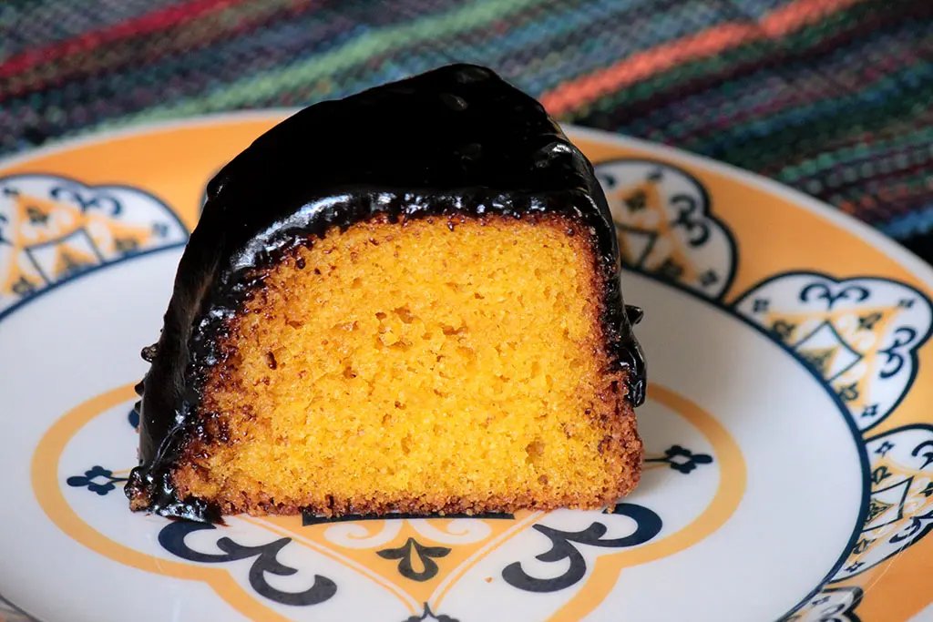 Bolo de cenoura sem glúten - Um bolo feito com farinha de arroz e polvilho simplesmente incrível. Prepare essa receita sem glúten e faça na sua casa. Receita fácil e deliciosa.