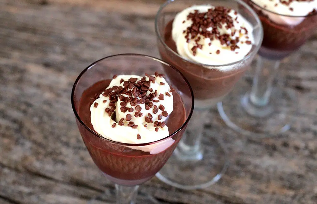 Creme de chocolate com cobertura de chantilly