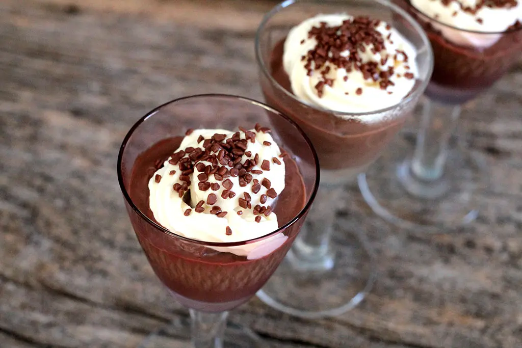Uma sobremesa de chocolate deliciosa e cheia de charme. Confira a receita desse creme de chocolate com cobertura de chantilly simplesmente delicioso. Sirva na taça ou na travessa esse doce gostoso e fácil.