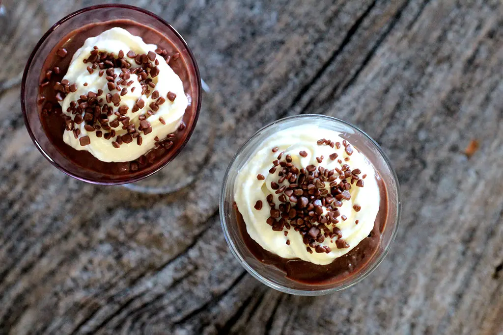 Uma sobremesa de chocolate deliciosa e cheia de charme. Confira a receita desse creme de chocolate com cobertura de chantilly simplesmente delicioso. Sirva na taça ou na travessa esse doce gostoso e fácil.