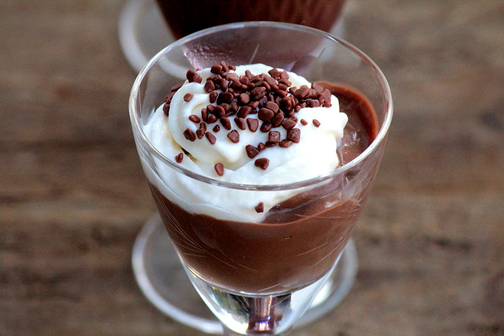 O Que Fazer Com O Chantilly Que Sobrou Creme de chocolate com cobertura de chantilly | Mel e Pimenta