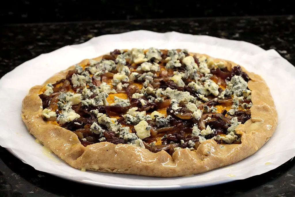 Torta de abóbora com cebola caramelizada e gorgonzola - Prepare uma deliciosa e rústica torta de abóbora. Ela é crocante e cheia de sabores resultado da perfeita combinação desses ingredientes. Confira a receita dessa perfeita torta salgada.
