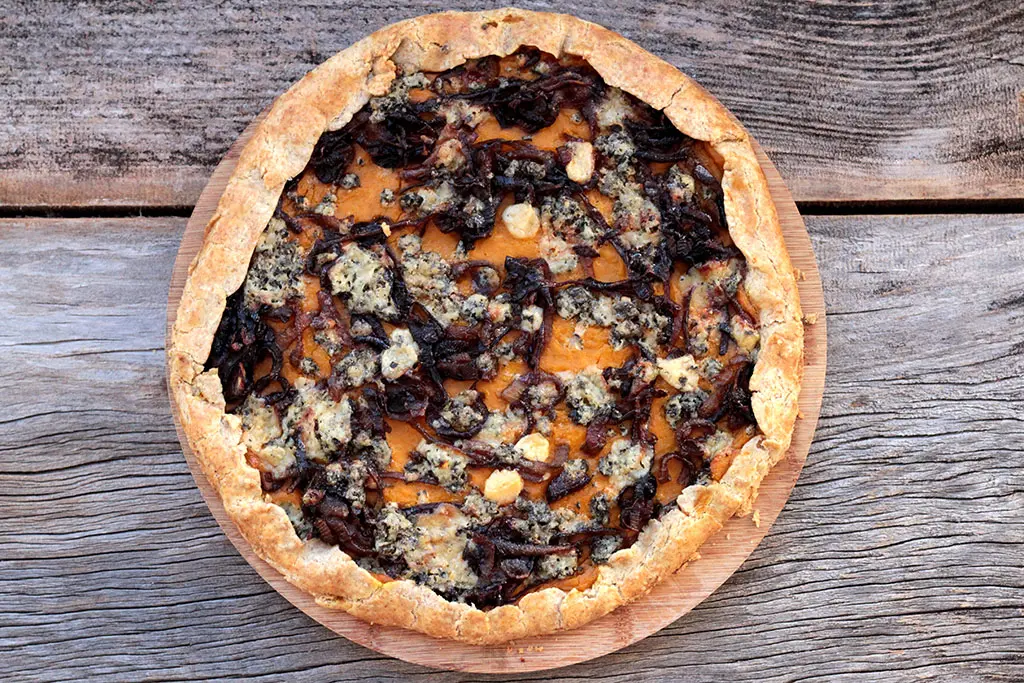 Torta de abóbora com cebola caramelizada e gorgonzola - Prepare uma deliciosa e rústica torta de abóbora. Ela é crocante e cheia de sabores resultado da perfeita combinação desses ingredientes. Confira a receita dessa perfeita torta salgada.